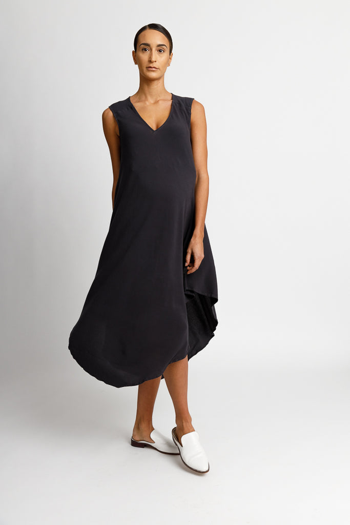FORMERLY YAN convertible maternity midi snap dress in gray crepe. V-neck, asymmetrical hem, sleeveless tank dress